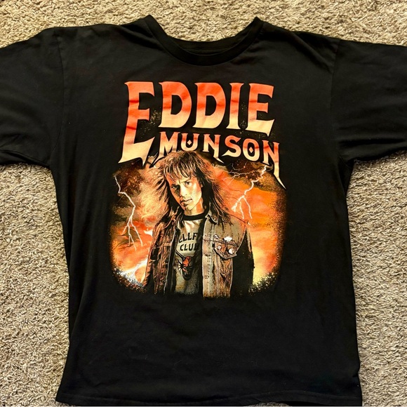 Stranger Things 4 Eddie Munson Portrait Tee Men’s size Large Great Condition - Picture 7 of 10